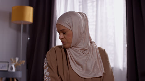 Nahaufnahme-Einer-Muslimischen-Frau-Mit-Hijab-Zu-Hause,-Die-Kniend-Auf-Der-Gebetsmatte-Betet-7